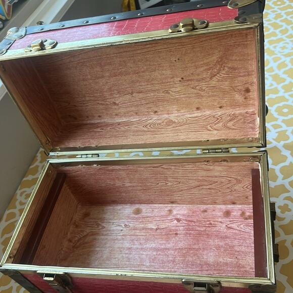 Vintage Red Buxton faux alligator and faux wood lined mini trunk/train case - Picture 11 of 16